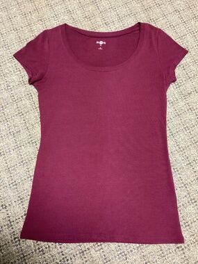 SO Perfectly Soft Burgundy Scoop Neck Short Sleeve Tee Size M